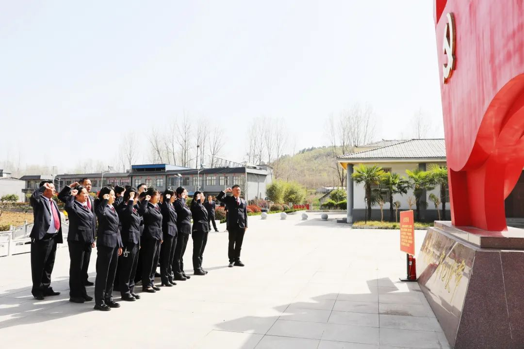 驛城區檢察院組織干警到焦竹園革命紀念舊址開展“我們的節日·清明”主題活動
