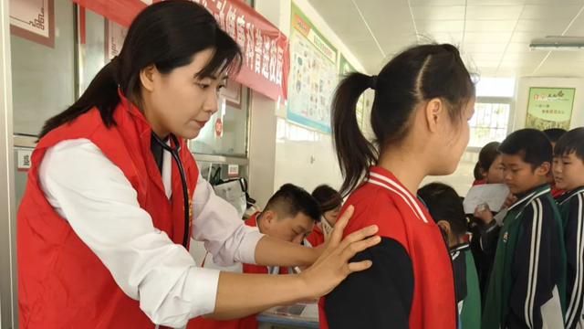 春意融融護童心 健康種子播校園——駐馬店市中醫院“送醫下基層 健康進校園”志愿活動走進馮張莊小學