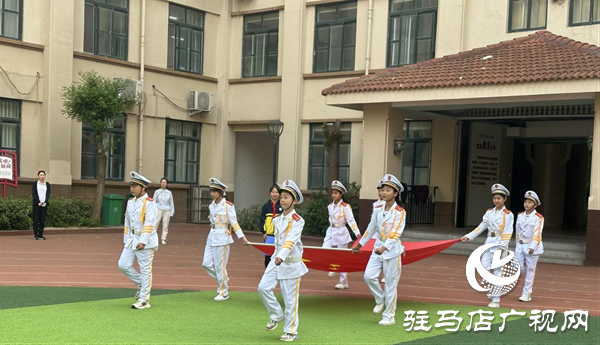 <strong>駐馬店市三十三小學(xué)開展“勞動(dòng)最光榮 奮斗譜新篇”主題升旗儀式活動(dòng)</strong>