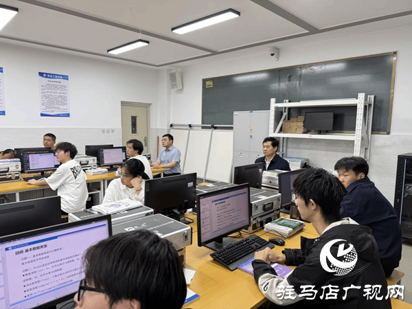 駐馬店職業(yè)技術學院黨委書記蘇新留到信息工程學院聽課調(diào)研