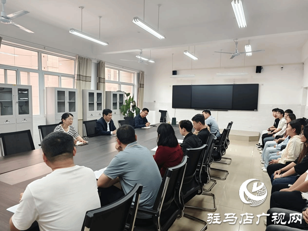 駐馬店職業(yè)技術學院黨委書記蘇新留到信息工程學院聽課調(diào)研