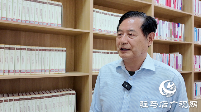 愛心捐贈 書香傳情 ——駐馬店籍作家向黃淮學院圖書館捐贈書籍