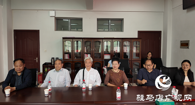 愛心捐贈 書香傳情 ——駐馬店籍作家向黃淮學院圖書館捐贈書籍