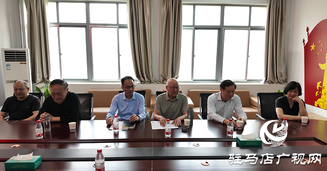 愛心捐贈 書香傳情 ——駐馬店籍作家向黃淮學院圖書館捐贈書籍