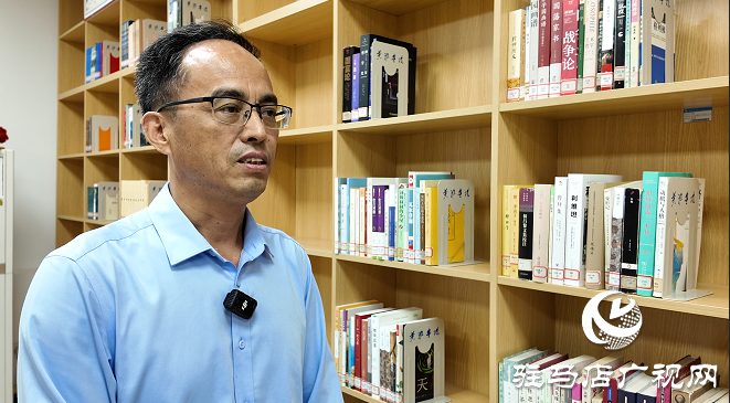 愛心捐贈 書香傳情 ——駐馬店籍作家向黃淮學院圖書館捐贈書籍