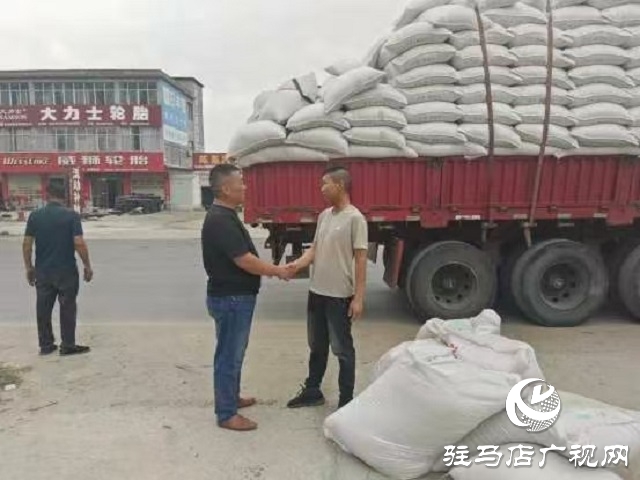 新蔡縣孫召鎮：貨車貨物遺落公路 基層干部暖心相助