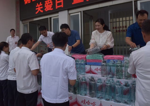 中華保險駐馬店中心支公司參加“全國公交司機關愛日”活動