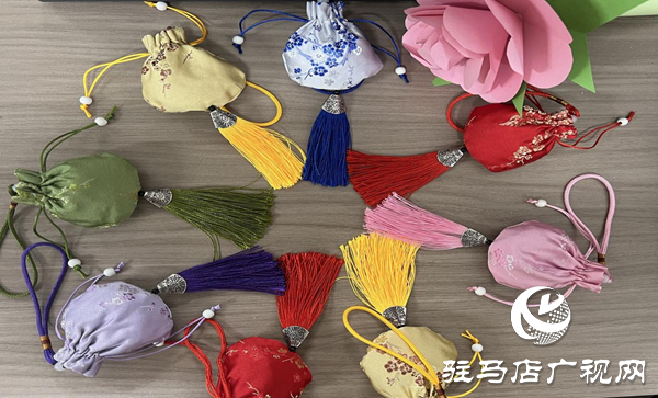 “巧手縫香囊 安康迎端午”——駐馬店市第三十三小學工會組織開展端午節手工制作香囊活動