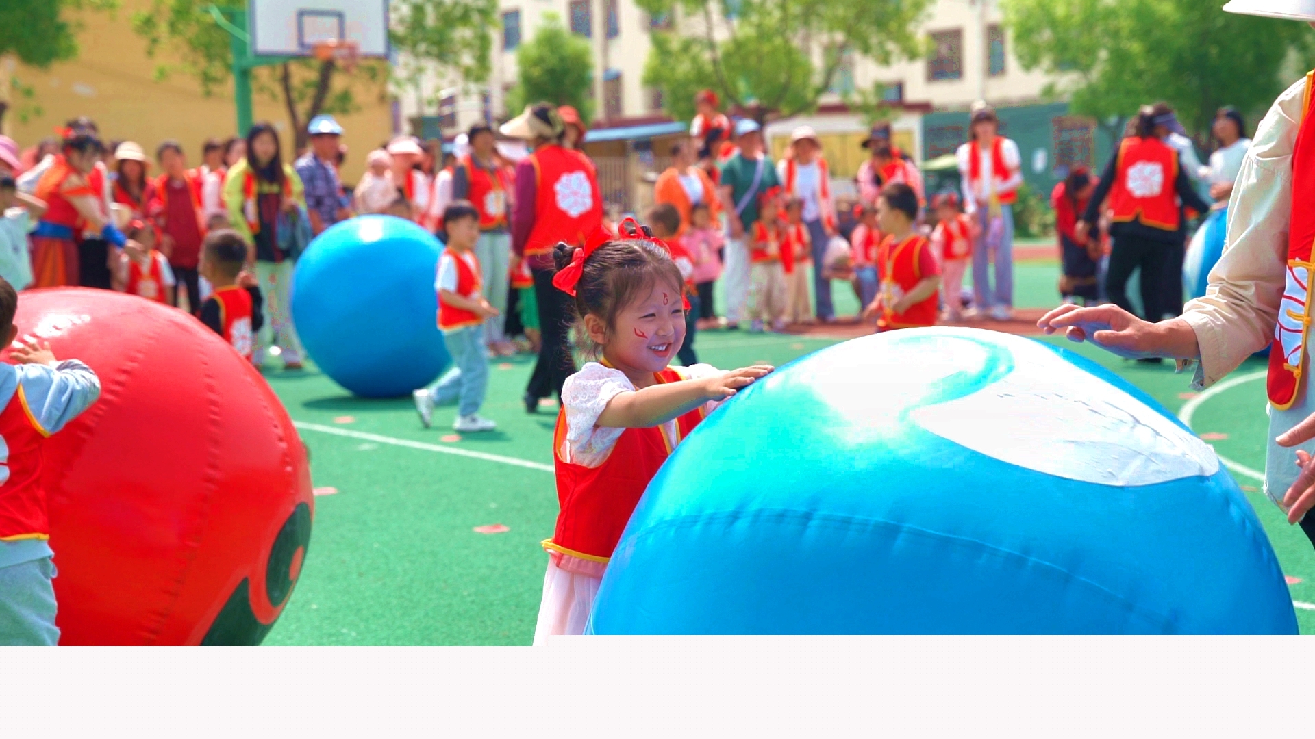  正陽(yáng)縣王勿橋鄉(xiāng)大風(fēng)車(chē)幼兒園舉行“哪吒之魔童鬧海”慶六一親子趣味運(yùn)動(dòng)會(huì)