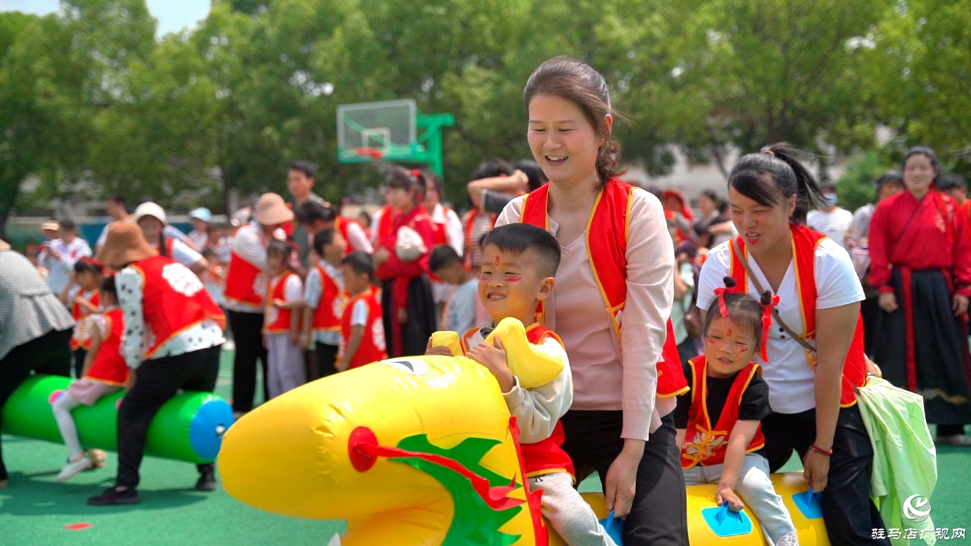  正陽(yáng)縣王勿橋鄉(xiāng)大風(fēng)車(chē)幼兒園舉行“哪吒之魔童鬧海”慶六一親子趣味運(yùn)動(dòng)會(huì)