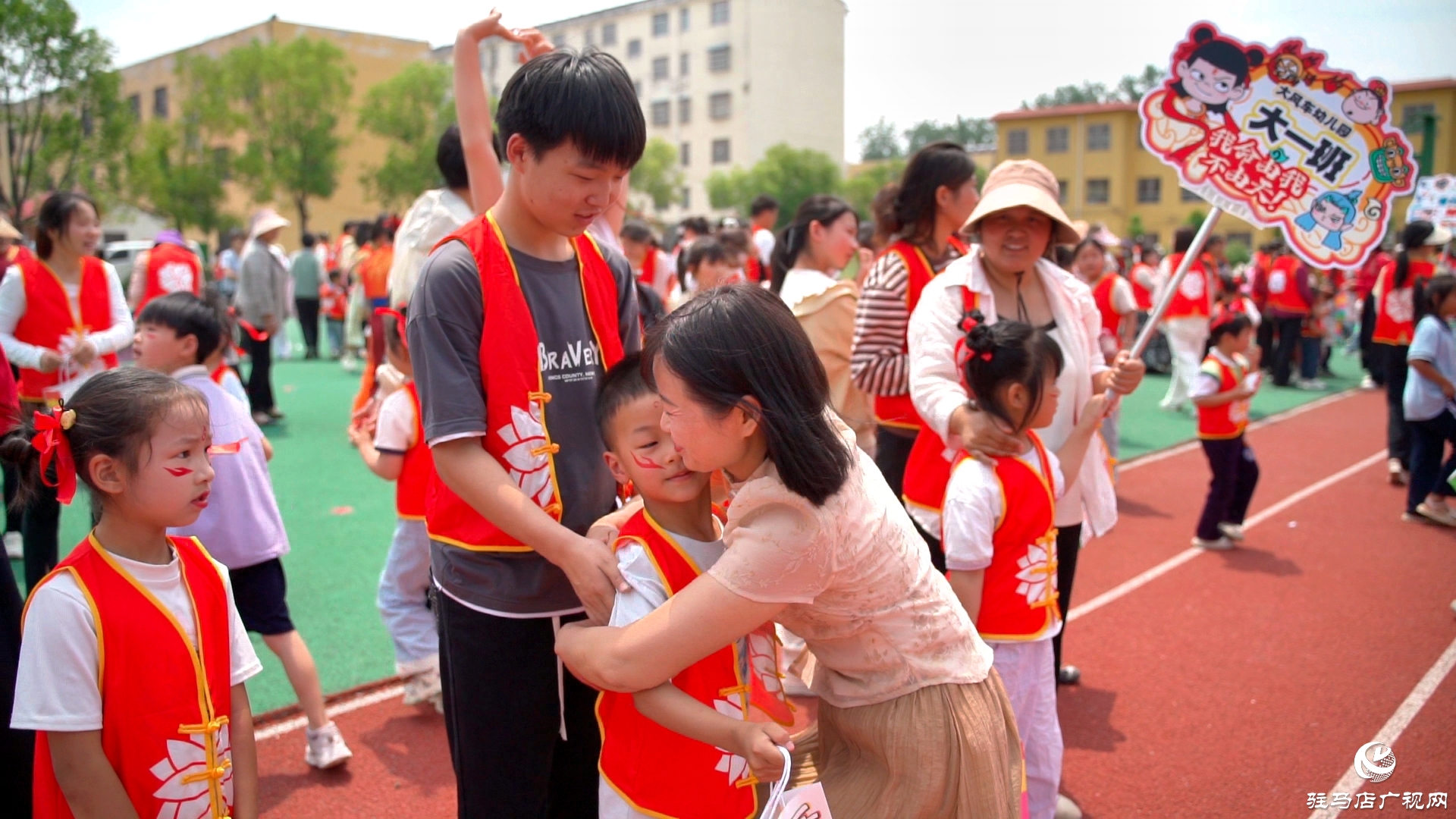  正陽(yáng)縣王勿橋鄉(xiāng)大風(fēng)車(chē)幼兒園舉行“哪吒之魔童鬧海”慶六一親子趣味運(yùn)動(dòng)會(huì)