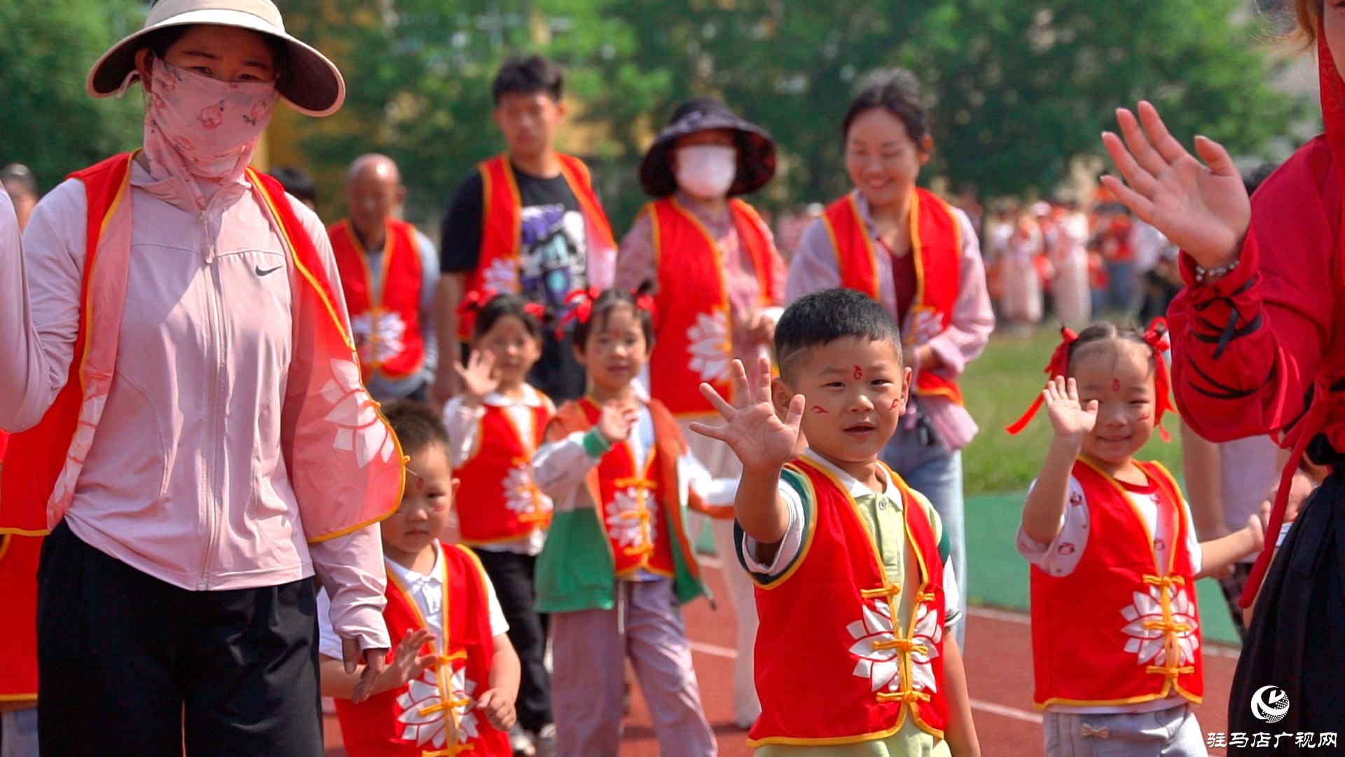  正陽(yáng)縣王勿橋鄉(xiāng)大風(fēng)車(chē)幼兒園舉行“哪吒之魔童鬧海”慶六一親子趣味運(yùn)動(dòng)會(huì)