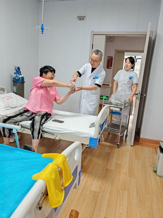  粽香傳情，醫患共暖：駐馬店市第二中醫院腦病一科端午病房送安康