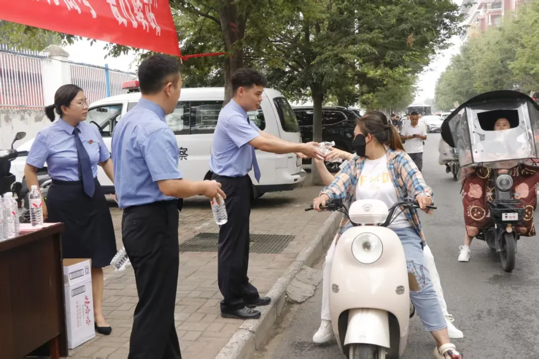 護航高考 檢愛相伴——汝南縣人民檢察院開展助力高考志愿服務活動