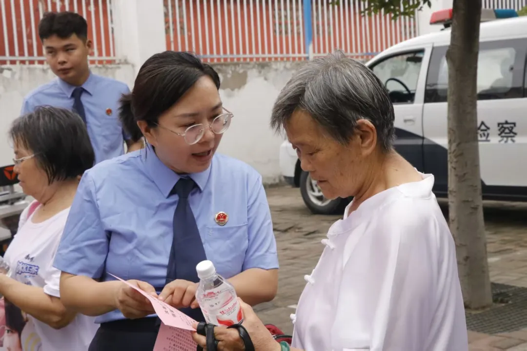 護航高考 檢愛相伴——汝南縣人民檢察院開展助力高考志愿服務活動