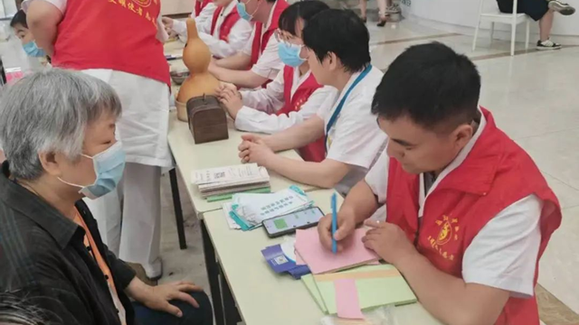 駐馬店市中醫院開展2025年人體器官捐獻志愿服務月暨愛眼日聯合義診活動