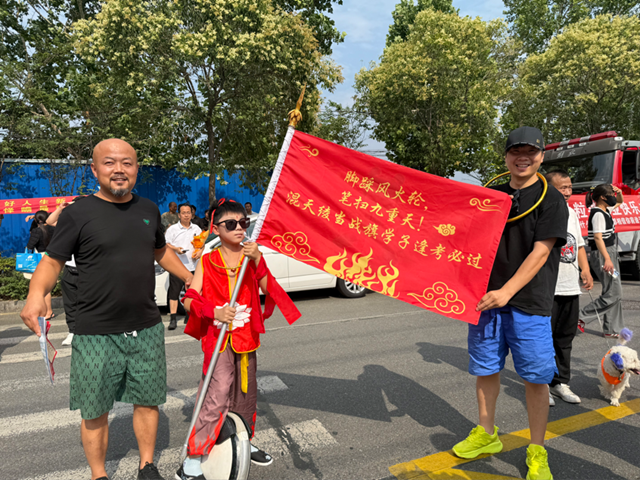 駐馬店：高考結(jié)束 親友“花式”迎接暖心滿滿