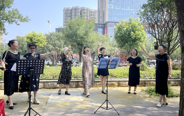 盛夏奏響銀發(fā)樂章 “街頭藝術家”燃情綻放城市舞臺