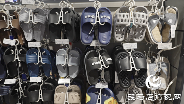 夏日街頭“涼拖經濟”爆火！洞洞鞋銷量激增
