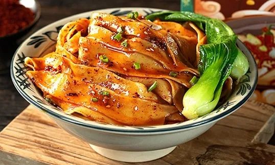 　　六月，在舊時(shí)光里與時(shí)光驛巷傳統(tǒng)小吃作坊街撞了個(gè)滿懷