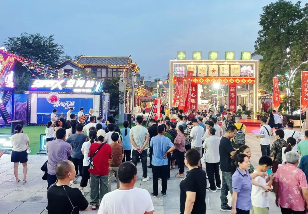 　　六月，在舊時(shí)光里與時(shí)光驛巷傳統(tǒng)小吃作坊街撞了個(gè)滿懷