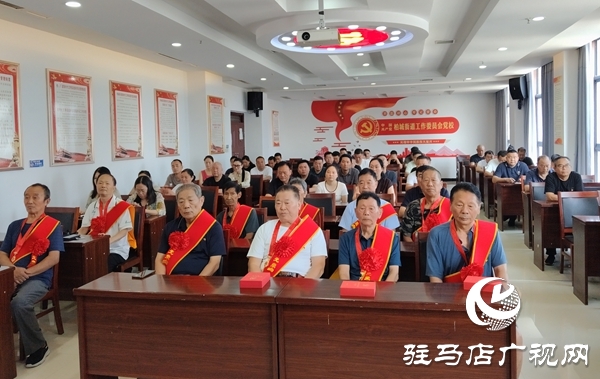  西平縣柏城街道頒發(fā)“光榮在黨50年”紀念章