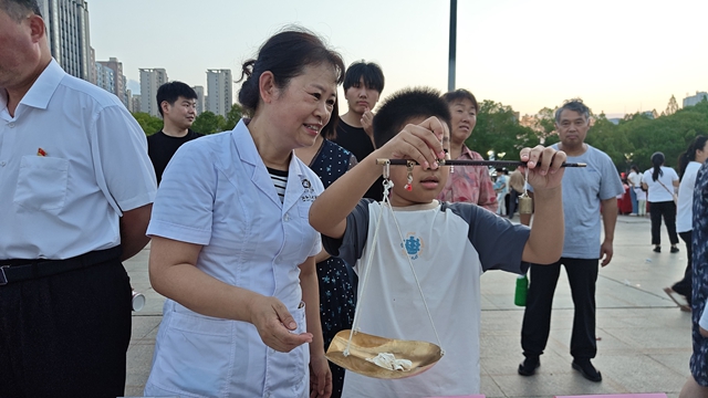 中醫藥文化夜市點亮城市夜生活，傳統與現代共譜健康新樂章