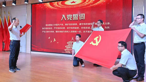 傳承雷鋒精神 筑牢紅色根基——駐馬店實(shí)驗(yàn)小學(xué)舉行微黨課展示活動(dòng)