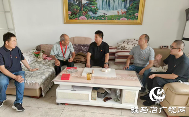 驛城區胡廟鄉開展“七一”走訪慰問“光榮在黨50年”老黨員活動