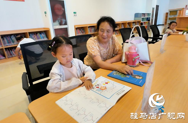 正陽縣：暑假掀起讀書“熱” 圖書館里書香濃