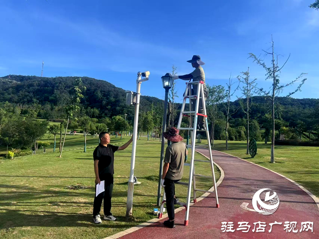 確山縣住建局：路燈人用汗水“點(diǎn)亮”城市夜空