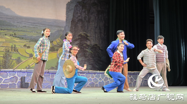 中原文化大舞臺上演《朝陽溝》 經典豫劇引駐馬店觀眾共鳴