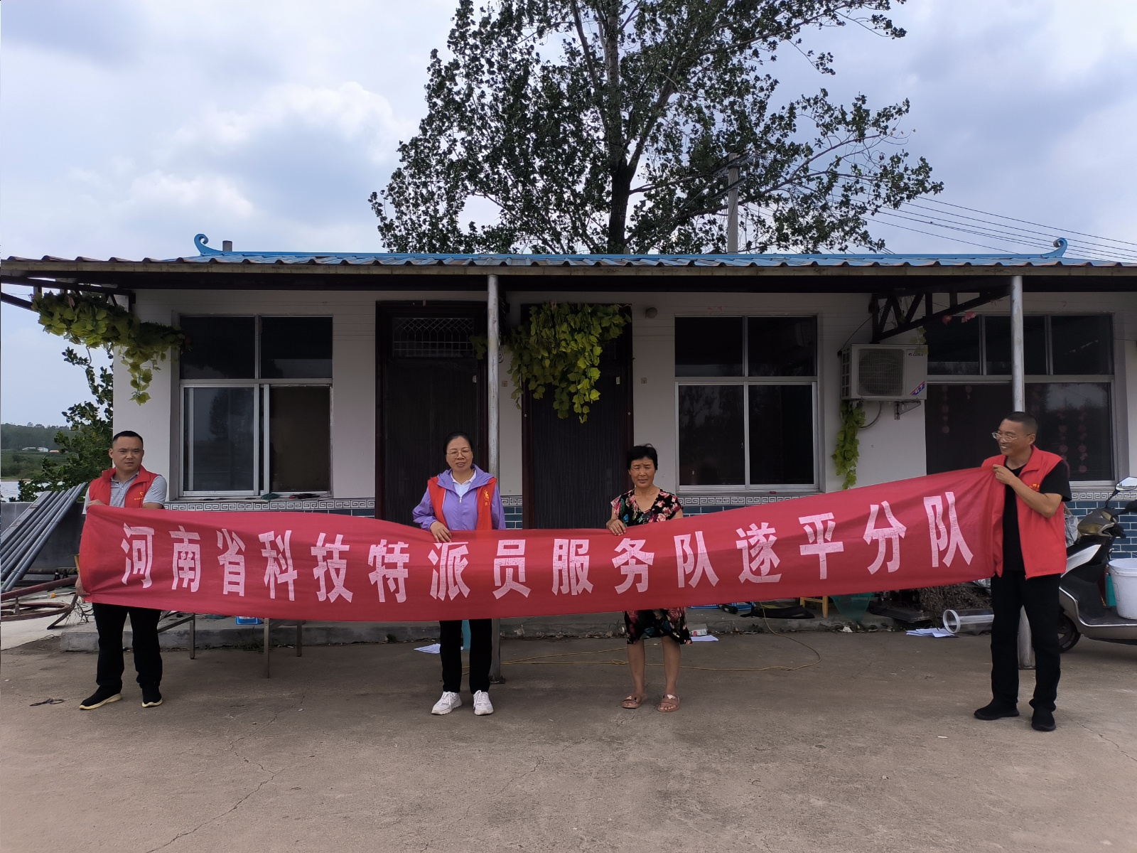 省科技特派員服務(wù)隊與市動物疫病防控技術(shù)科技志愿服務(wù)隊深入一線護航夏季生產(chǎn)