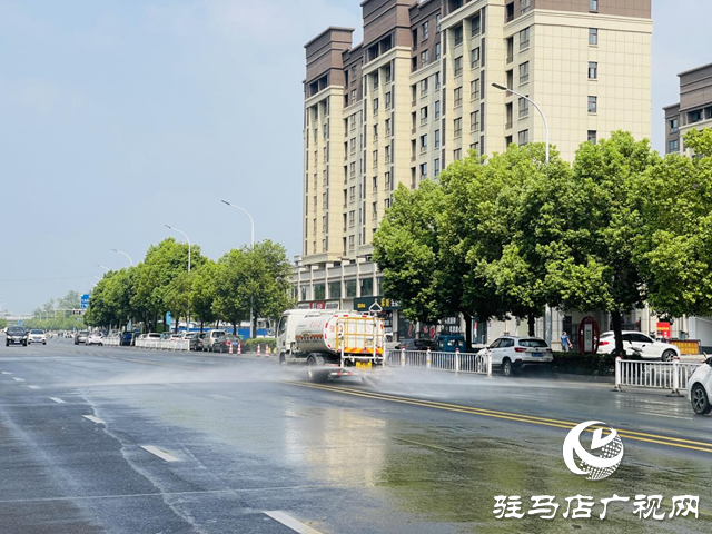 驛城區(qū)：高溫“烤”驗下 灑水車全力守護(hù)城市清涼