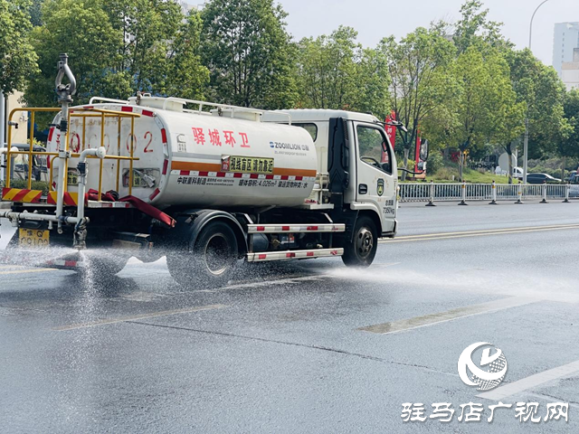 驛城區(qū)：高溫“烤”驗下 灑水車全力守護(hù)城市清涼