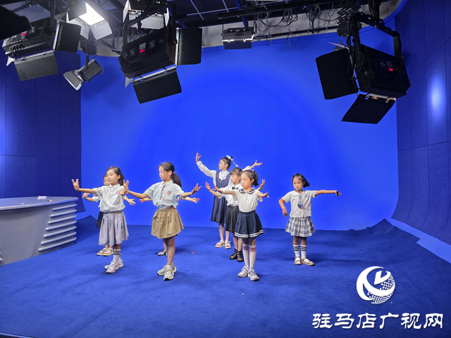 《廣電少年說》???????匯演溫情上演 小記者專業(yè)舞臺秀蛻變