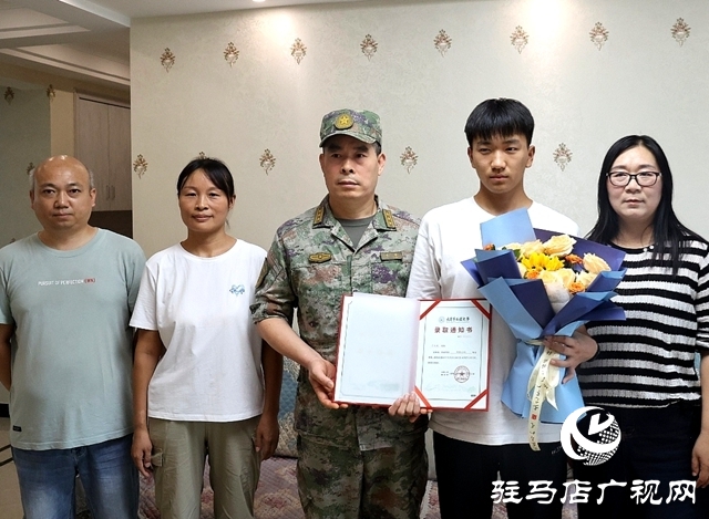 攜筆從戎·青春報國——軍地聯合為確山學子送達軍校錄取通知書