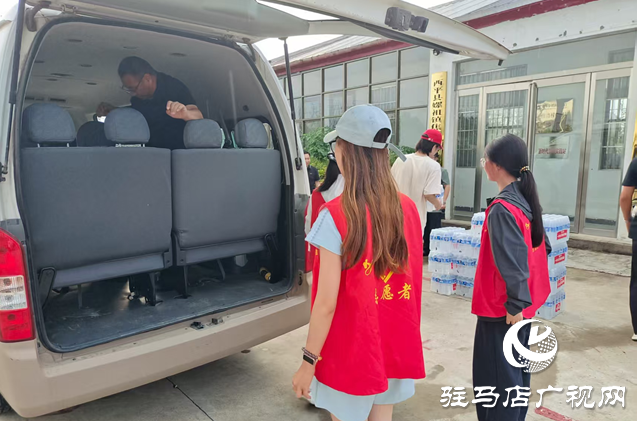 大學(xué)生送清涼下鄉(xiāng) 西平“翼展計(jì)劃”潤(rùn)?quán)l(xiāng)村