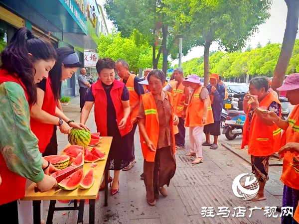 平輿縣四名女政協委員情系一線環衛工開展夏日送清涼活動