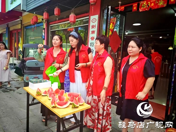 平輿縣四名女政協委員情系一線環衛工開展夏日送清涼活動