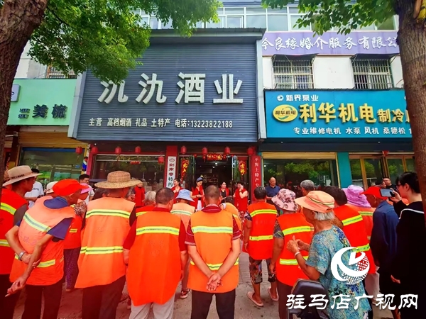 平輿縣四名女政協委員情系一線環衛工開展夏日送清涼活動