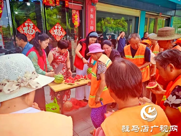 平輿縣四名女政協委員情系一線環衛工開展夏日送清涼活動