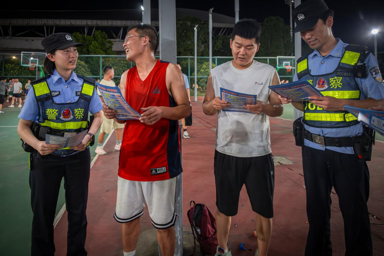 酷暑“烤”驗下的守護：巡防反詐護民安