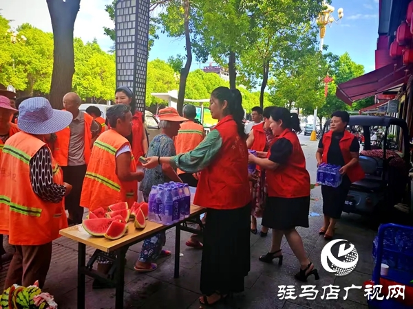 平輿縣四名女政協委員情系一線環衛工開展夏日送清涼活動