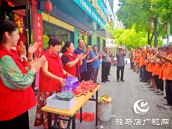 平輿縣四名女政協委員情系一線環衛工開展夏日送清涼活動