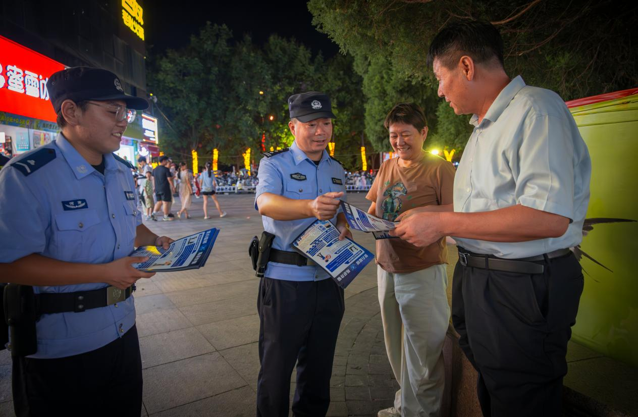 駐馬店市公安局經濟開發(fā)區(qū)分局開展夏夜巡查宣防集中清查整治行動