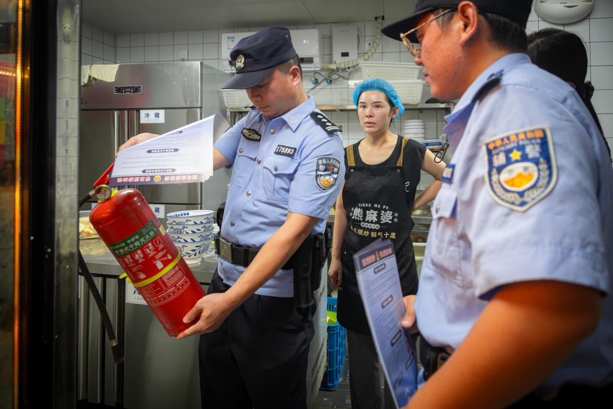 駐馬店市公安局經濟開發(fā)區(qū)分局開展夏夜巡查宣防集中清查整治行動
