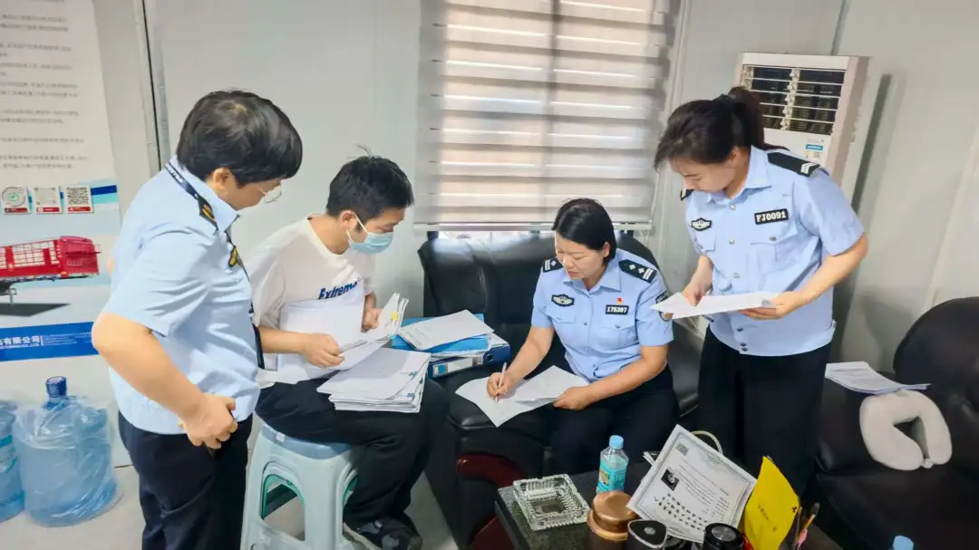駐馬店交警走進客貨運企業開展安全檢查和宣傳教育工作