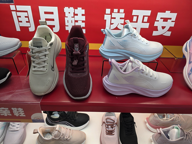 “孝心經濟”升溫 閏月鞋走俏