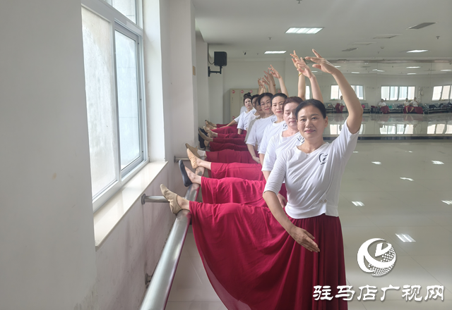 歲月不阻追夢(mèng)心！這群退休老太以舞書寫“夕陽傳奇”